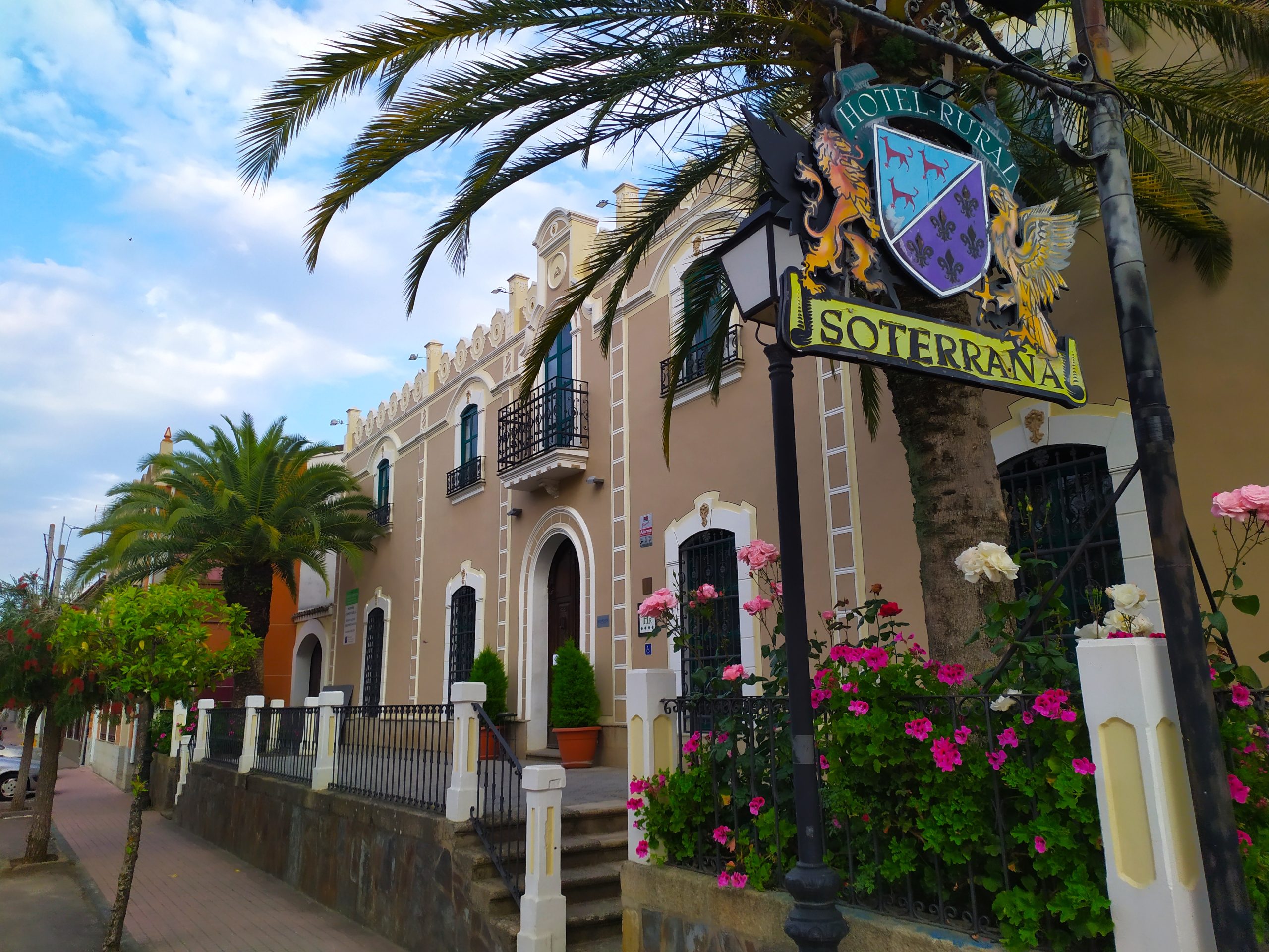 Fachada de la casa palaciega del siglo XIX del Hotel Soterraña